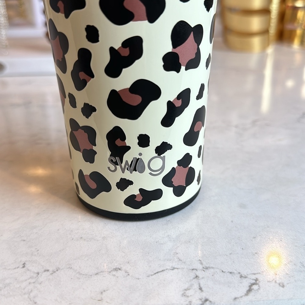 Swig brown/black cheetah print on cream background 20 oz tumbler. - Picture 2 of 3
